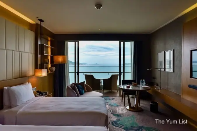 Номер отеля InterContinental в Нячанге с балконом и видом на море