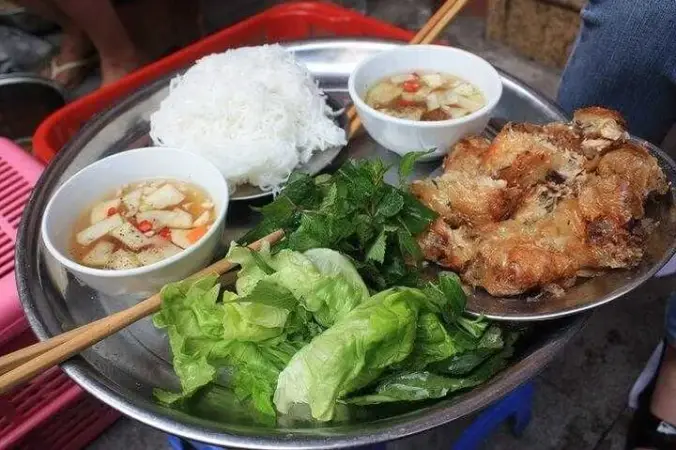 Поднос с рисом, мясом, овощами и небольшими мисками супа
