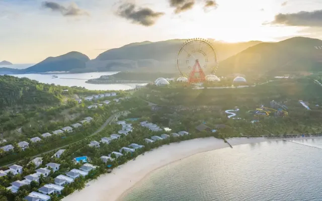 Vinpearl Resort & Spa Nha Trang Bay, бассейн и сады