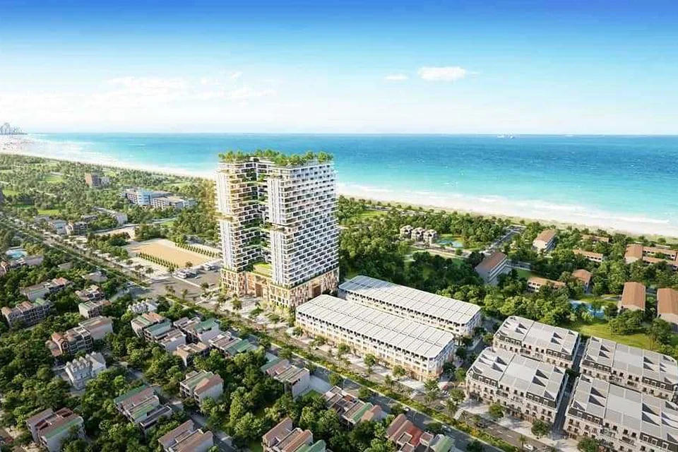Жилой комплекс с высотными зданиями рядом с морем