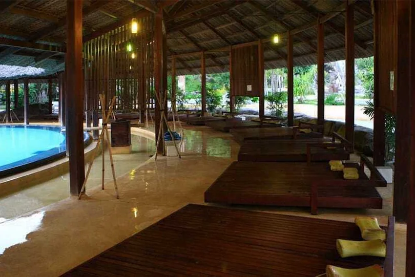 Деревянный павильон с лежаками у бассейна I-Resort