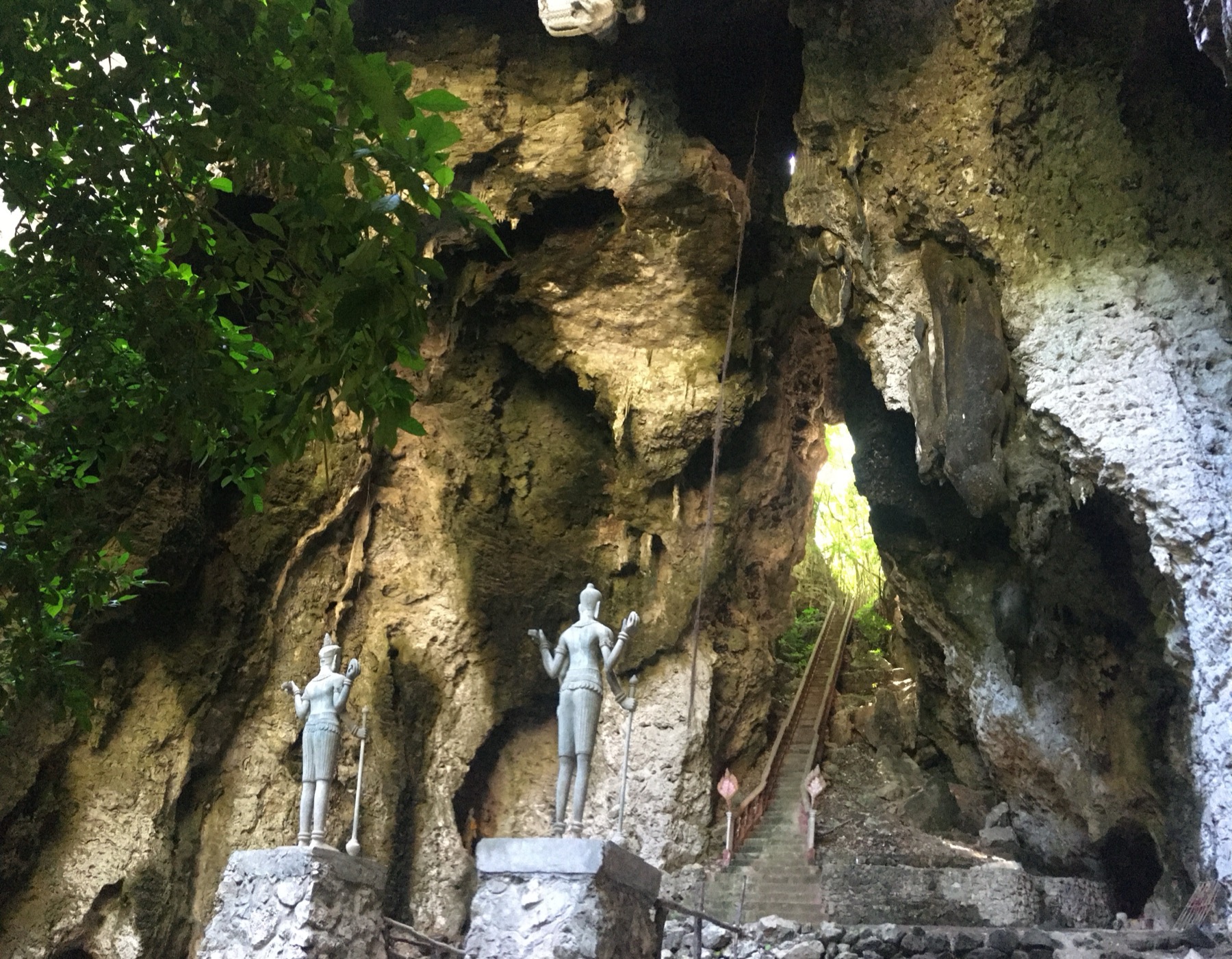 Баттамбанг: бамбуковый поезд, храмы и пещера летучих мышей