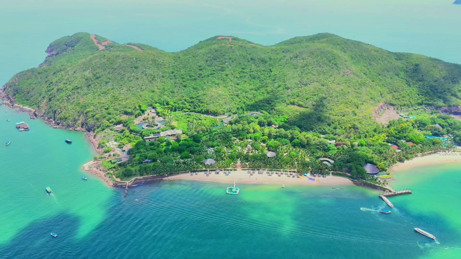 Hon Tam Island in Nha Trang: beach, sea, pier and green hills