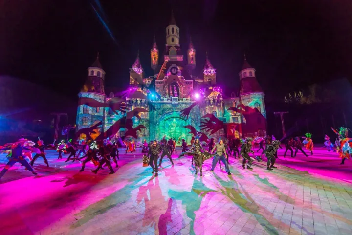 Tata Show evening performance near the VinWonders castle