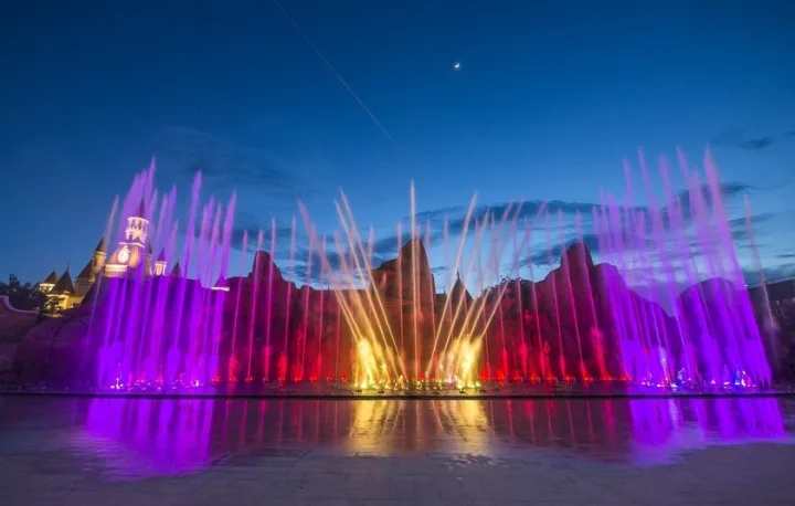 VinWonders musical fountain show at night