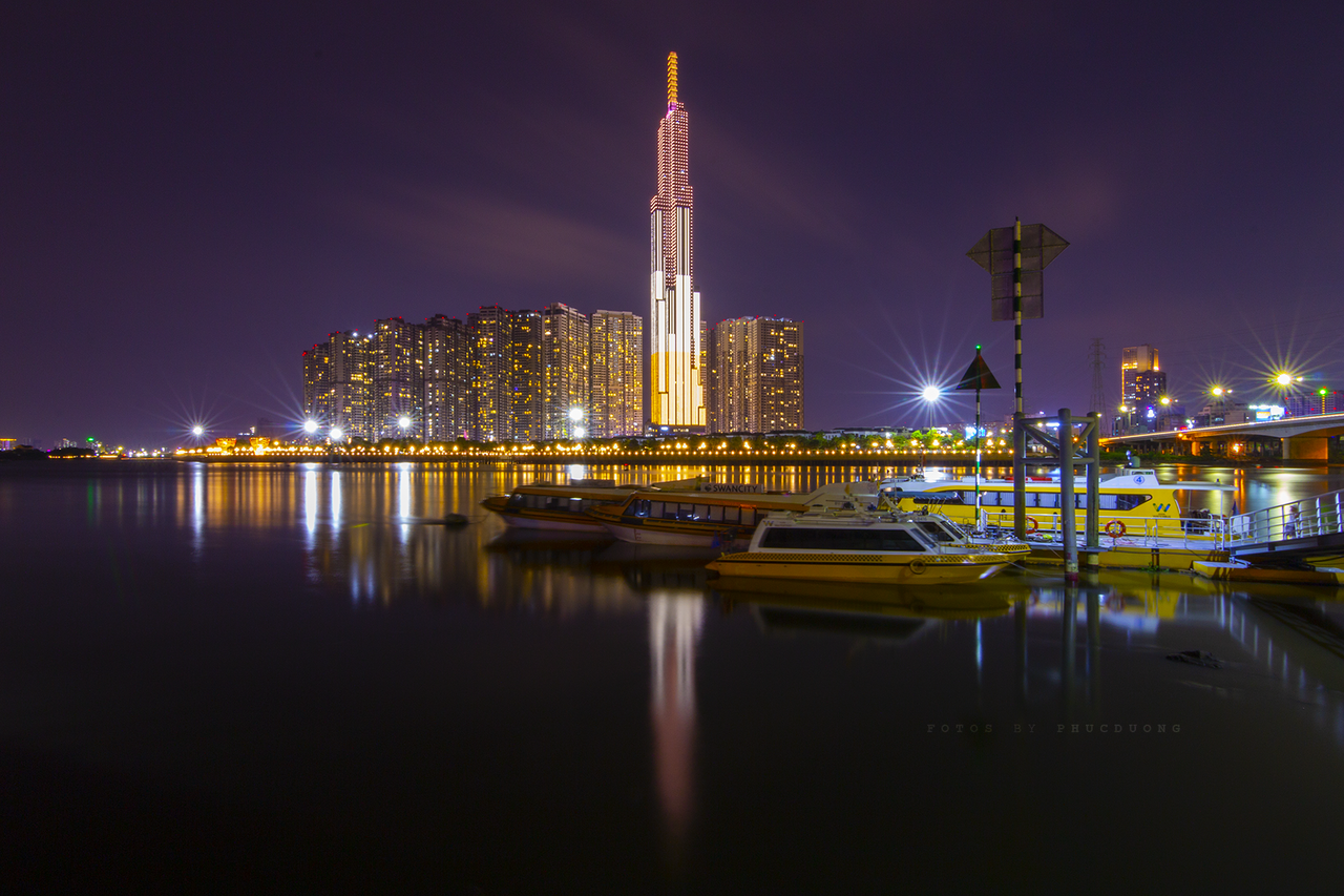 Landmark 81 в вечерней панораме города.