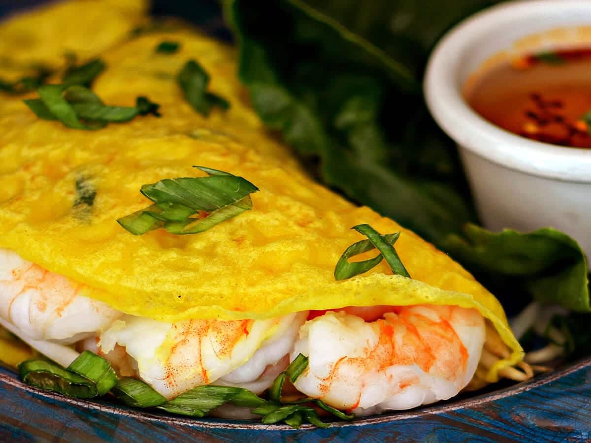 Бань Сео (Bánh Xèo) Хрустящий вьетнамский блинчик с начинками. Вы узнаете: как его правильно есть (да, не вилкой 😉), чем отличается хороший Бань Сео от посредственного, почему местные его так любят.
